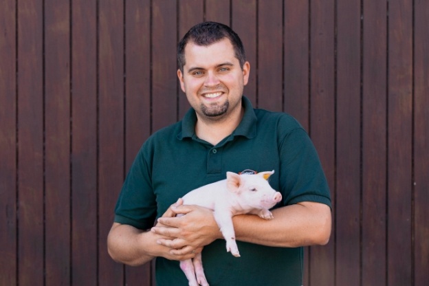 Christoph Galler mit Schwein in der Hand